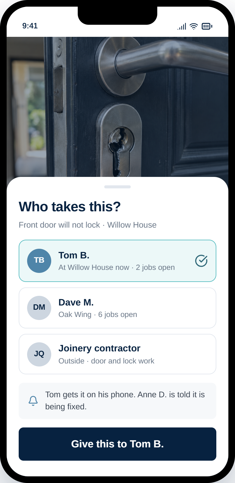 Maintain assign sheet: choosing between two maintenance staff and an external contractor, with a note that the reporter is told it is being fixed